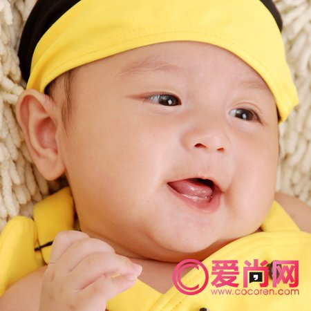 究竟该如何给宝宝选衣服 颜色和质地很重要