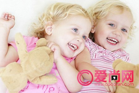 究竟该如何给宝宝选衣服 颜色和质地很重要