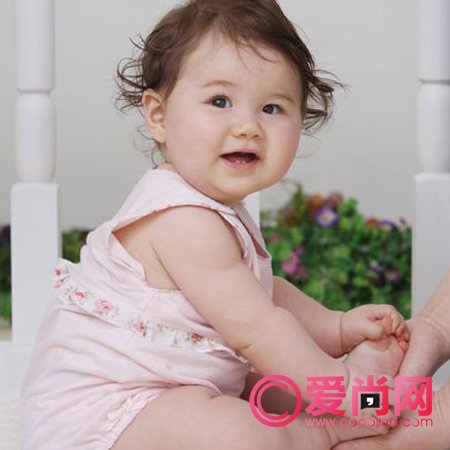究竟该如何给宝宝选衣服 颜色和质地很重要