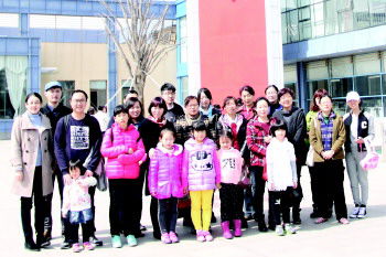 参观团在在圣元公司合影。 本报记者 殷萍 摄