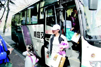 活动结束,参观者带着圣元产品,乘坐交运集团黄岛公司提供的车辆返回。 本报记者 殷萍 摄