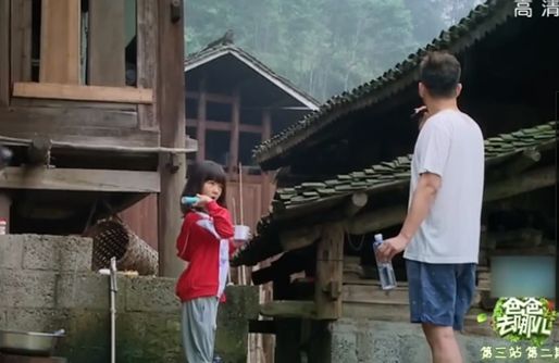 黄磊和多多在清晨一起刷牙