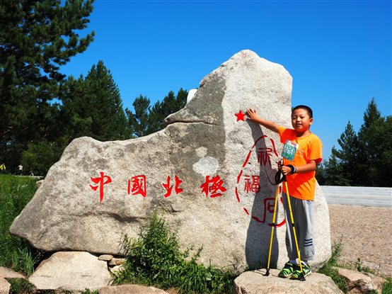 徒步队员在中国北极点.jpg