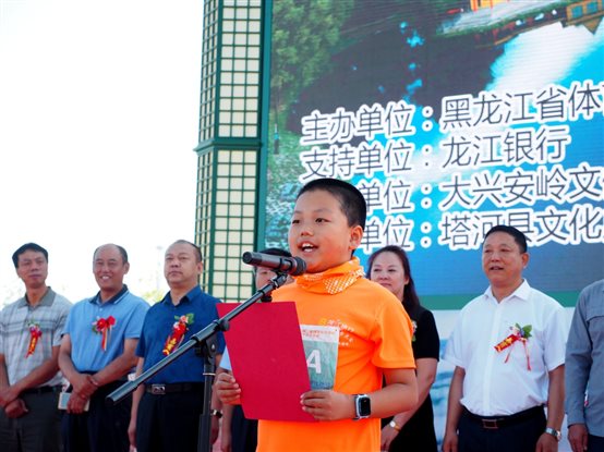 小队员在宣读环保倡议书.jpg