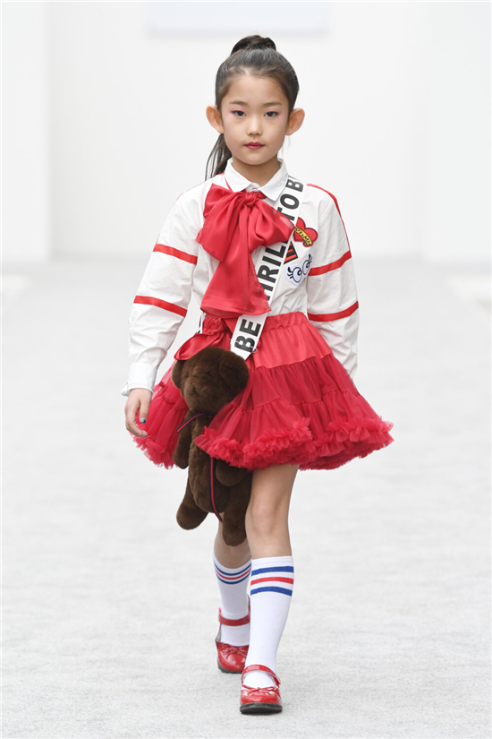 童模柴星宇签约潮牌童装TO BE THRILL KIDS 共赴迪拜童装周并获金奖殊荣